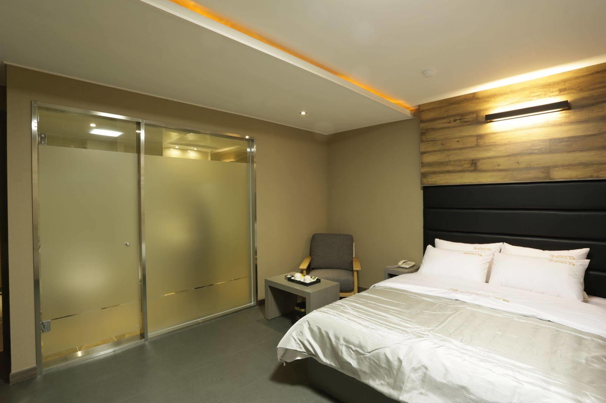 Radiance Tourist Hotel Кодже Екстер'єр фото